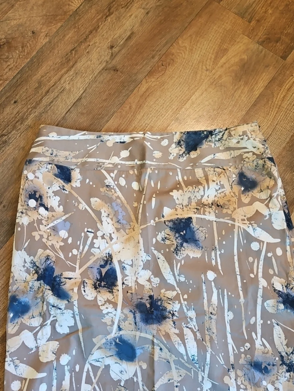 👗Alfani Taupe Floral Pencil Skirt with Navy and White Accents